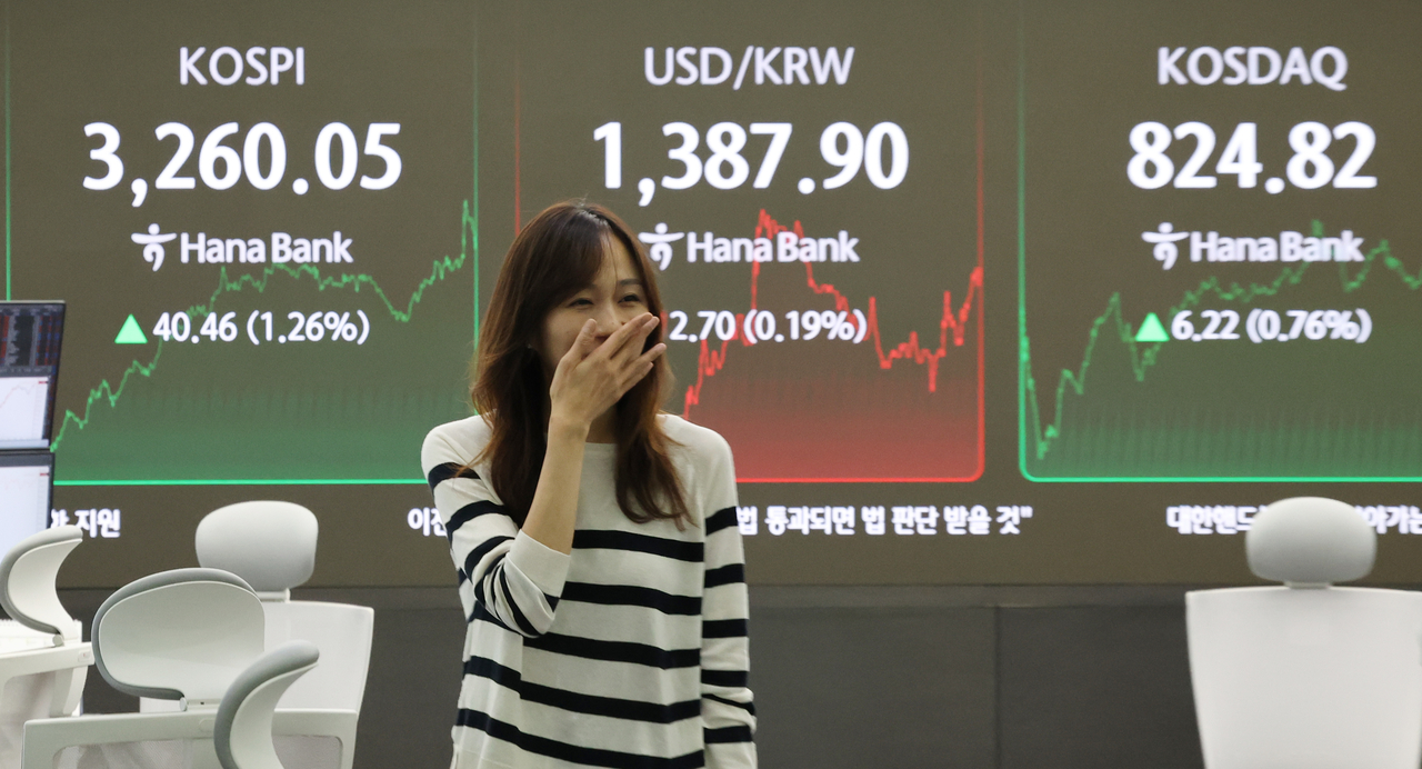 An electronic board showing the Korea Composite Stock Price Index at a dealing room of the Hana Bank headquarters in Seoul on Tuesday. (Yonhap)