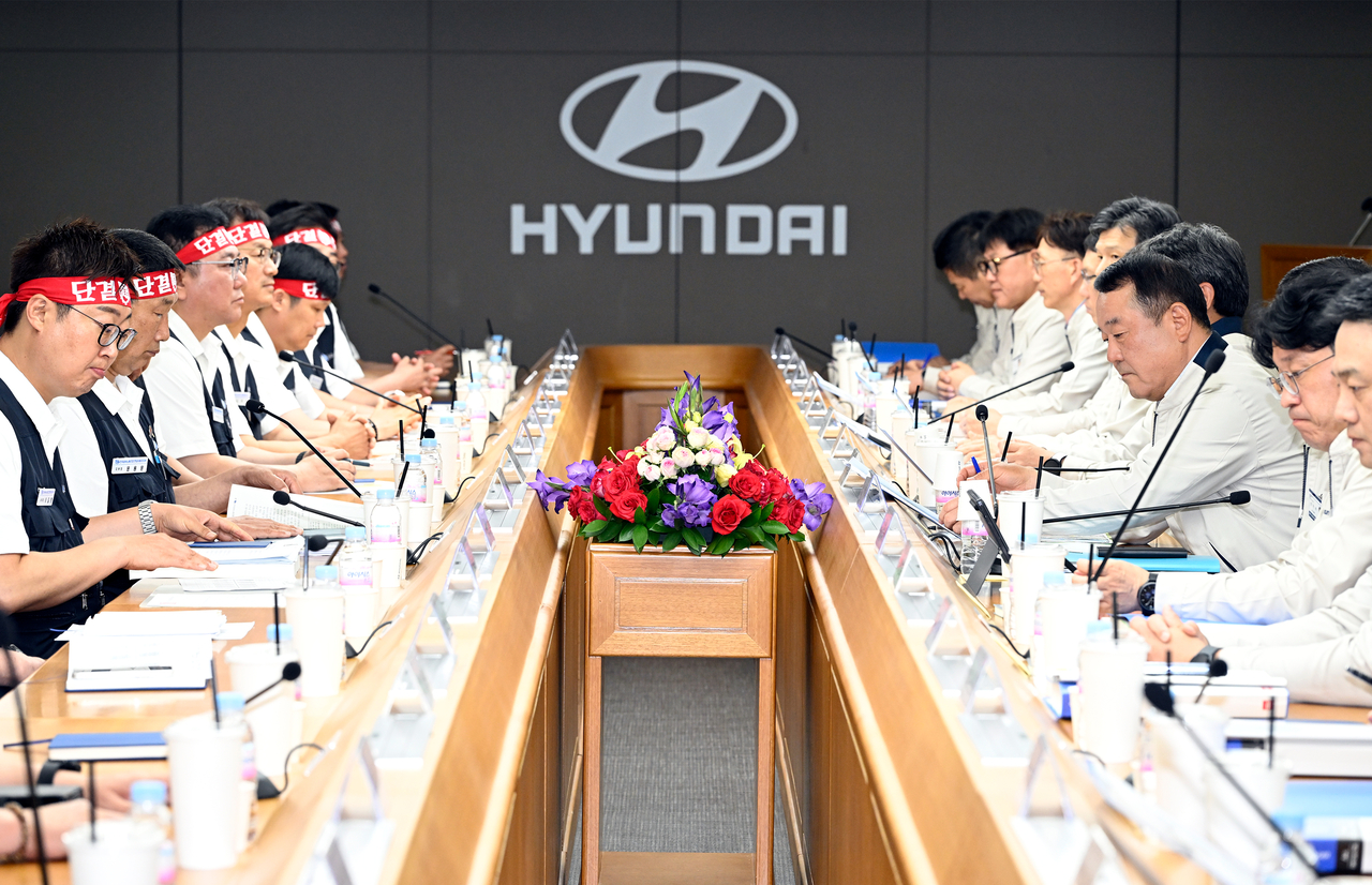 Hyundai Motor management and labor representatives hold a kickoff meeting for the 2025 wage and collective bargaining negotiations at the company’s Ulsan plant on June 18. (Newsis)