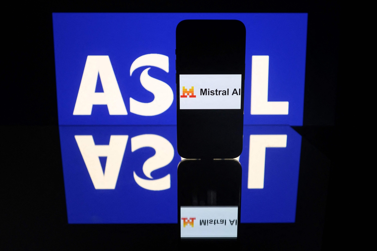 This photograph shows screens displaying the logos of the French articial intelligence Mistral AI company and the Dutch group Advanced Semiconductor Materials Lithography, in Toulouse, southwestern France, on Sept. 9. (AFP)