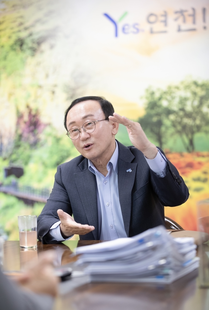 Kim Deok-hyeon, the mayor of Yeoncheon-gun, speaks during an interview. (Yeoncheon County)