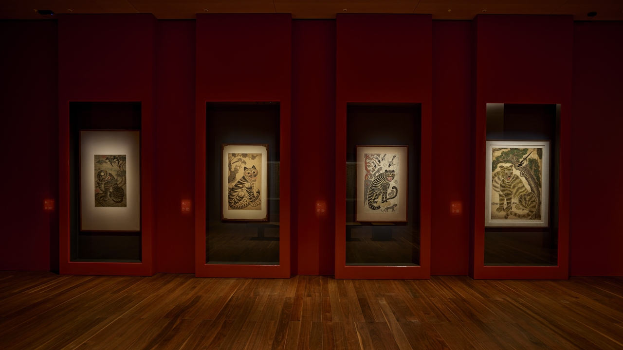 Installation view of "Tigers and Magpies" at Leeum Museum of Art in Seoul (Courtesy of the museum)