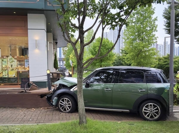 화성 영천동 차량 돌진사고 현장. [경기도소방재난본부]