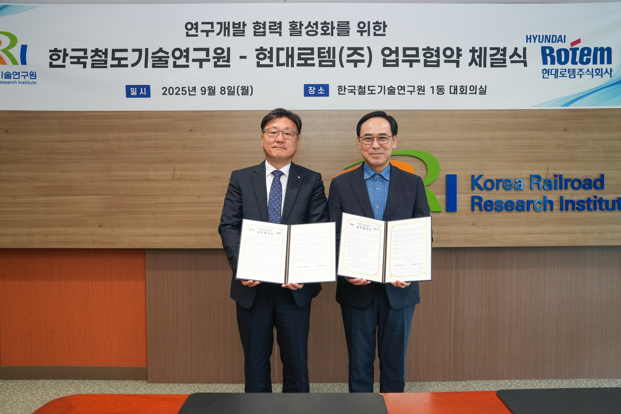 사공 명(왼쪽) 한국철도기술연구원장과 이용배 현대로템 대표이사가 철도산업 경쟁력 강화를 위한 연구개발 협력 활성화 업무협약을 체결 후 기념촬영을 하고 있다.[한국철도기술연구원 제공]