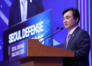 Defense chief pledges both strong deterrence against, dialogue with N. Korea