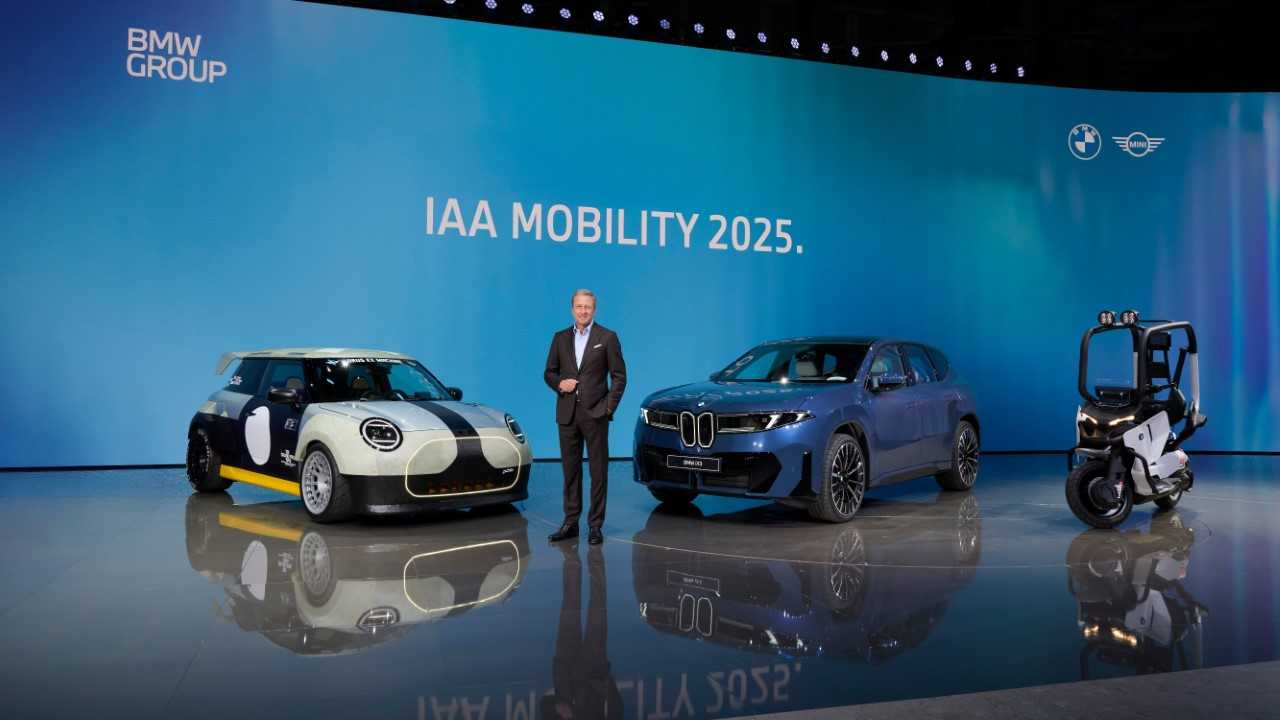 올리버 집세 BMW그룹 회장이 ‘그랜드토토(왼쪽부터)와 뉴 iX3, 모토라드 CE와 함께 포즈를 취하고 있다. [BMW그룹 제공]