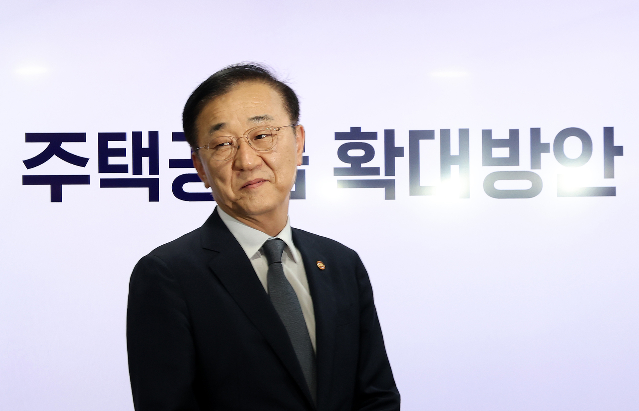 김윤덕 국토교통부 장관이 7일 정부서울청사에서 부동산 주택공급 확대 방안을 발표를 위해 입장하고 있다. [연합]