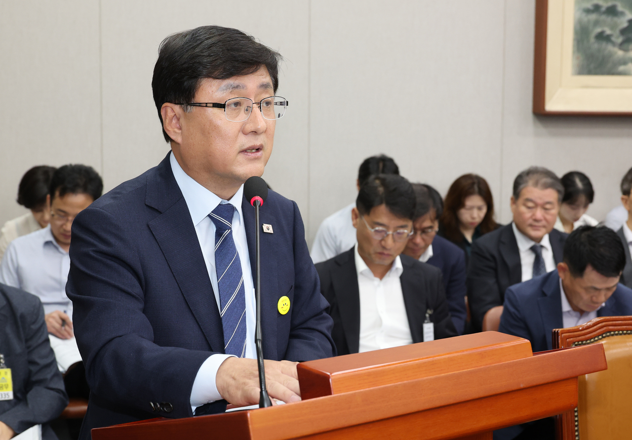 지난 8일 서울 여의도 국회에서 열린 기후위기특별위원회 전체회의에서 김성환 환경부 장관이 업무보고를 하고 있다.[연합]