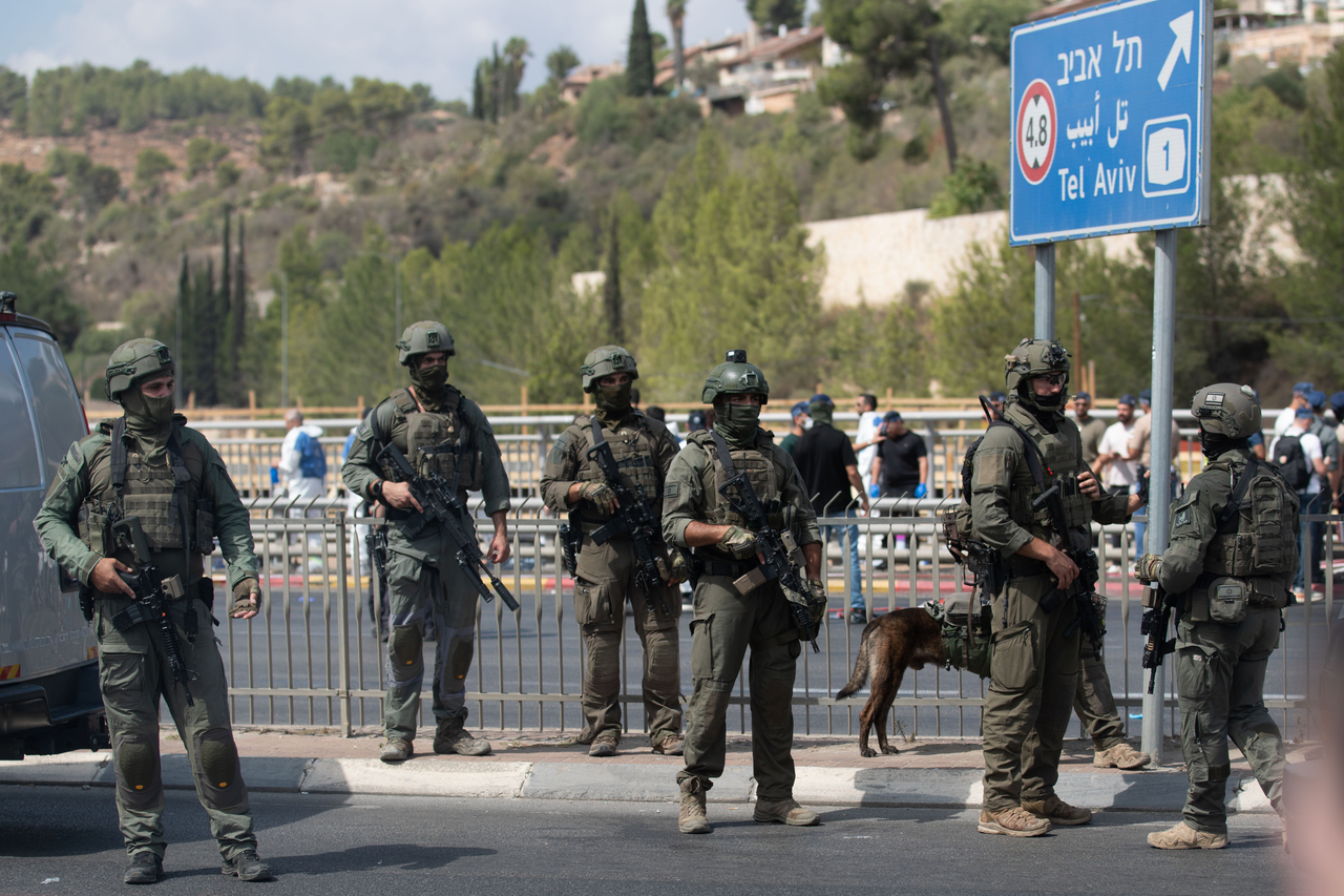 Security personnel work at the site of a bus shooting attack in Jerusalem on Monday. (Xinhua-Yonhap)