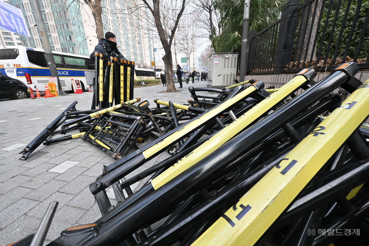 지난 1월 20일 오전 서울 마포구 서울해외 토토사이트 운영방법원 정문에 철책이 폭동으로 인해 파손되어 있다. 임세준 기자