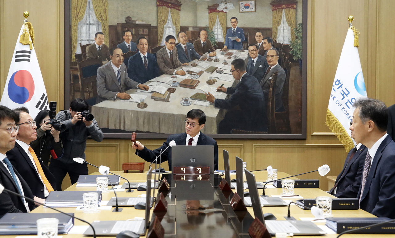 이창용 한국은행 총재가 서울 중구 한국은행에서 열린 금융통화위원회를 주재하며 의사봉을 두드리고 있다. [사진공동취재단]