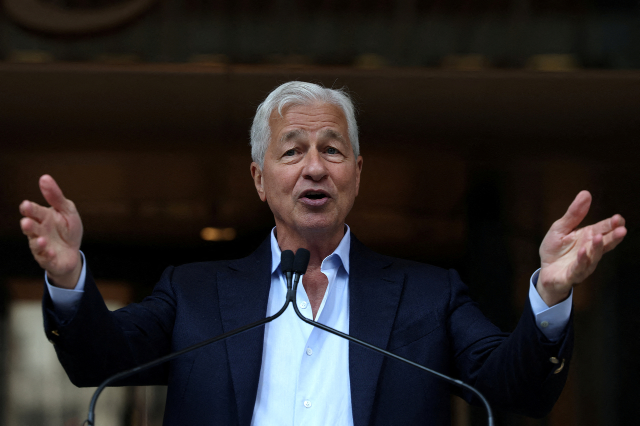 JPMorgan Chase CEO Jamie Dimon speaks during an event honoring local construction workers who helped build the firm's new headquarters at 270 Park Avenue in the Midtown area of New York City on Tuesday.   Reuters-Yonhap