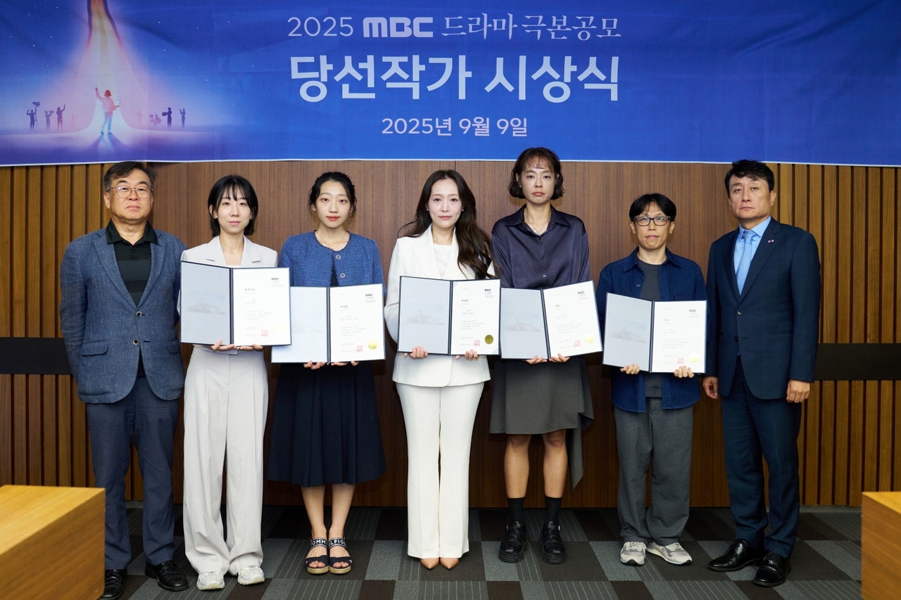 (좌부터) 이주환 MBC 드라마본부장, 김다영(단막2부작&시나리오 최우수), 이시윤(미니시리즈, 우수), 봉찬경(미니시리즈 우수), 김보현(미니시리즈 가작), 최홍준(미니시리즈 가작), 안형준 MBC 대표이사 사장 순)