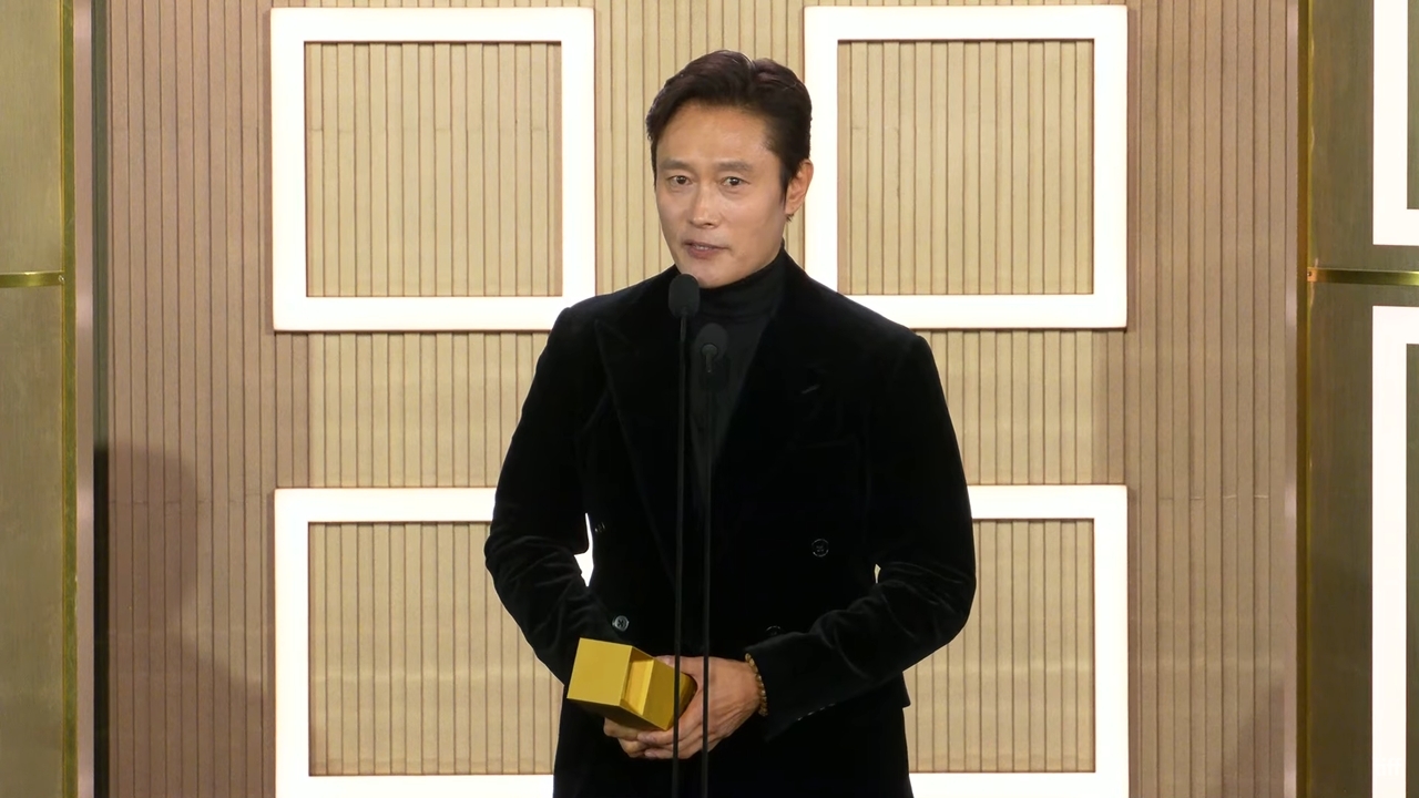 Lee Byung-hun speaks at the TIFF Tribute Awards gala at the Fairmont Royal York Hotel in Toronto on Saturday. (TIFF)