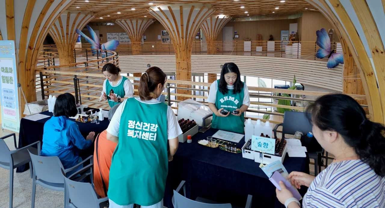 산림청 산하 한국수목원정원관리원은 10일 ‘세계 자살예방의 날’을 맞아 국립백두대간수목원방문자센터 2층에서 임직원과 관람객 대상으로 ‘마음건강관리 캠페인’을 진행했다.[백두대간 수목원 제공]