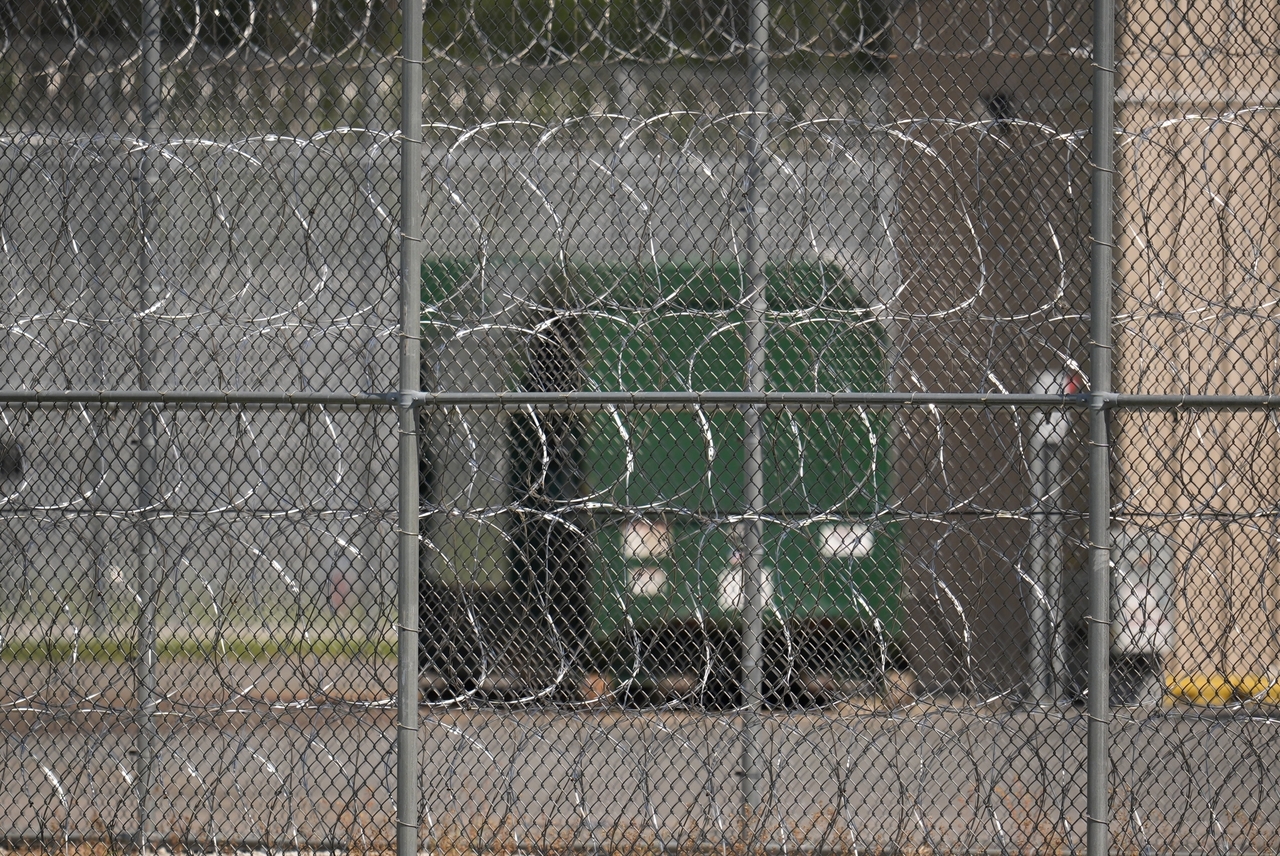 The perimeter fencing at the Folkston ICE Processing Center, a private prison operated by The GEO Group, Inc., under contract with the US Immigration and Customs Enforcement is seen, July 28, 2025, in Folkston, Ga. (AP-Yonhap)