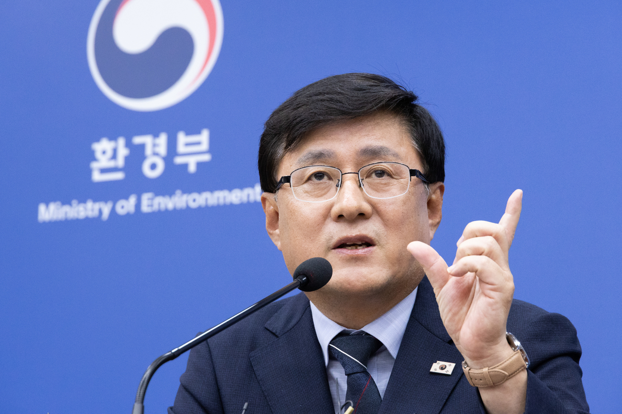 Environment Minister Kim Sung-whan speaks during a press briefing in Dongjak-gu, Seoul, Tuesday. (Ministry of Environment)