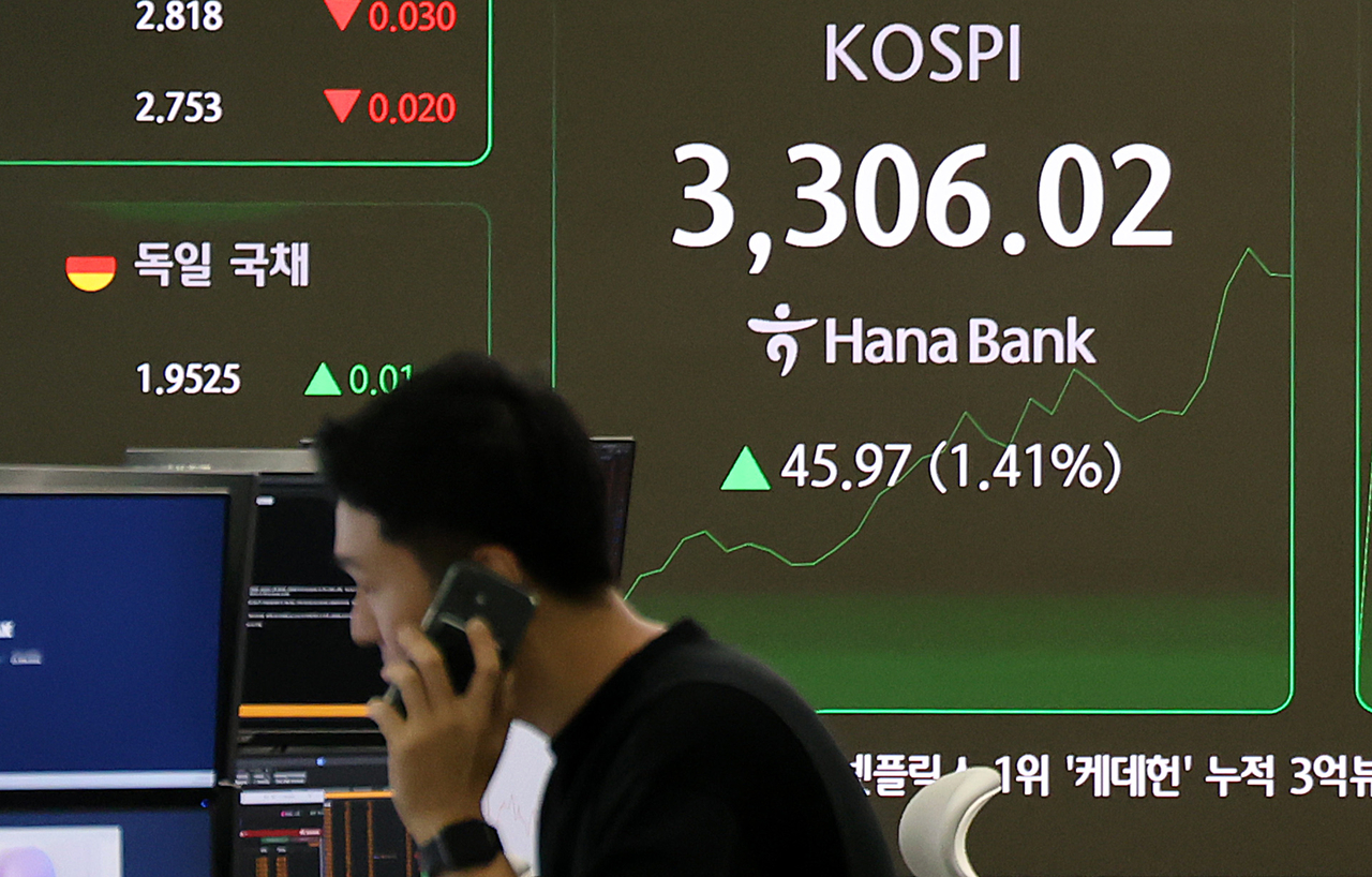 An electronic board at Hana Bank's dealing room in central Seoul shows the Kospi standing at 3,303.11, up 43.06 points from the previous trading day. (Im Se-jun/ The Korea Herald)