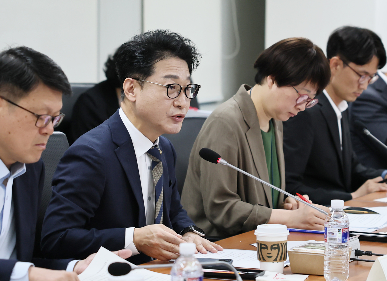 이호현(왼쪽 두번째) 산업통상자원부 제2차관이 10일 서울 여의도구 전력기반센터에서 열린 범정부 해상풍력 보급 가속 TF 첫회의에서 모두발언을 하고 있다. [산업통상자원부 제공]