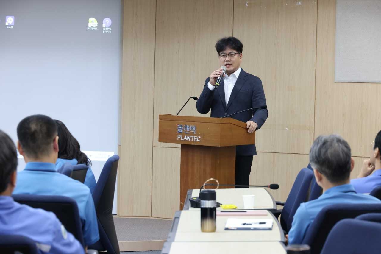세명기독병원 지역심뇌혈관질환센터 조재훈 부장이 9일 플랜택 본사에서 임직원 대상으로 강의하고 있다.[포항세명기독병원 제공]