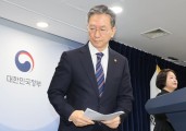 감옥 맞아? 휴대폰으로 반려견 영상, 연어 요리에 술상…‘구치소 특혜’ 뜨거운 감자 [세상&]