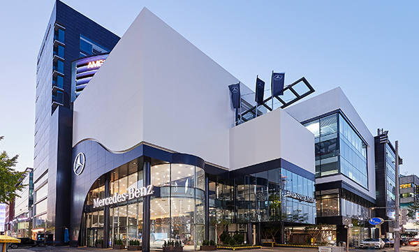 Han Sung Motor's showroom in Gangnam-gu, southern Seoul. Han Sung Motor is the largest official Mercedes-Benz dealer in Korea. (Han Sung Motor)