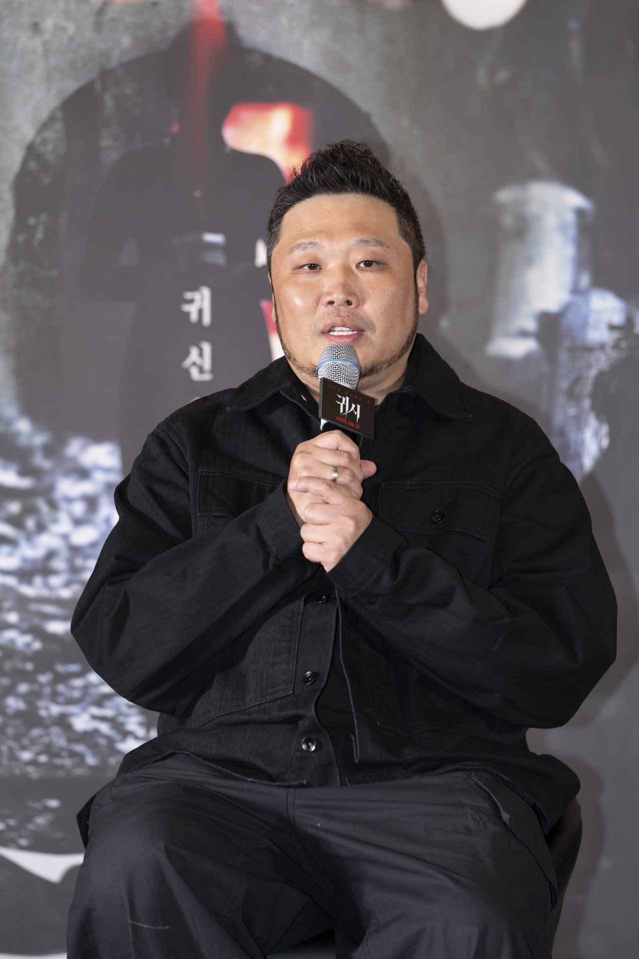9일 오후 서울 CGV 용산아이파크몰에서 열린 영화 <귀시> 언론배급시사회에 참석한 홍원기 감독. [바이오엠스튜디오 제공]