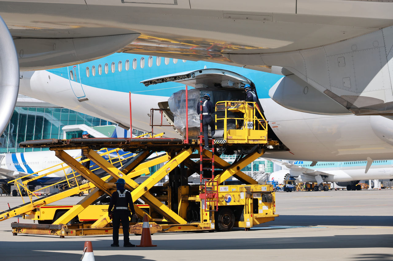 A Korean Air chartered plane takes off from Incheon airport, west of Seoul, on Wednesay, to leave for Atlanta to bring back hundreds of South Korean workers of Hyundai Motor Group and LG Energy Solution who remain detained at a detention center in Folkston, Georgia, following a recent immigration crackdown. (Pool photo via  Yonhap)