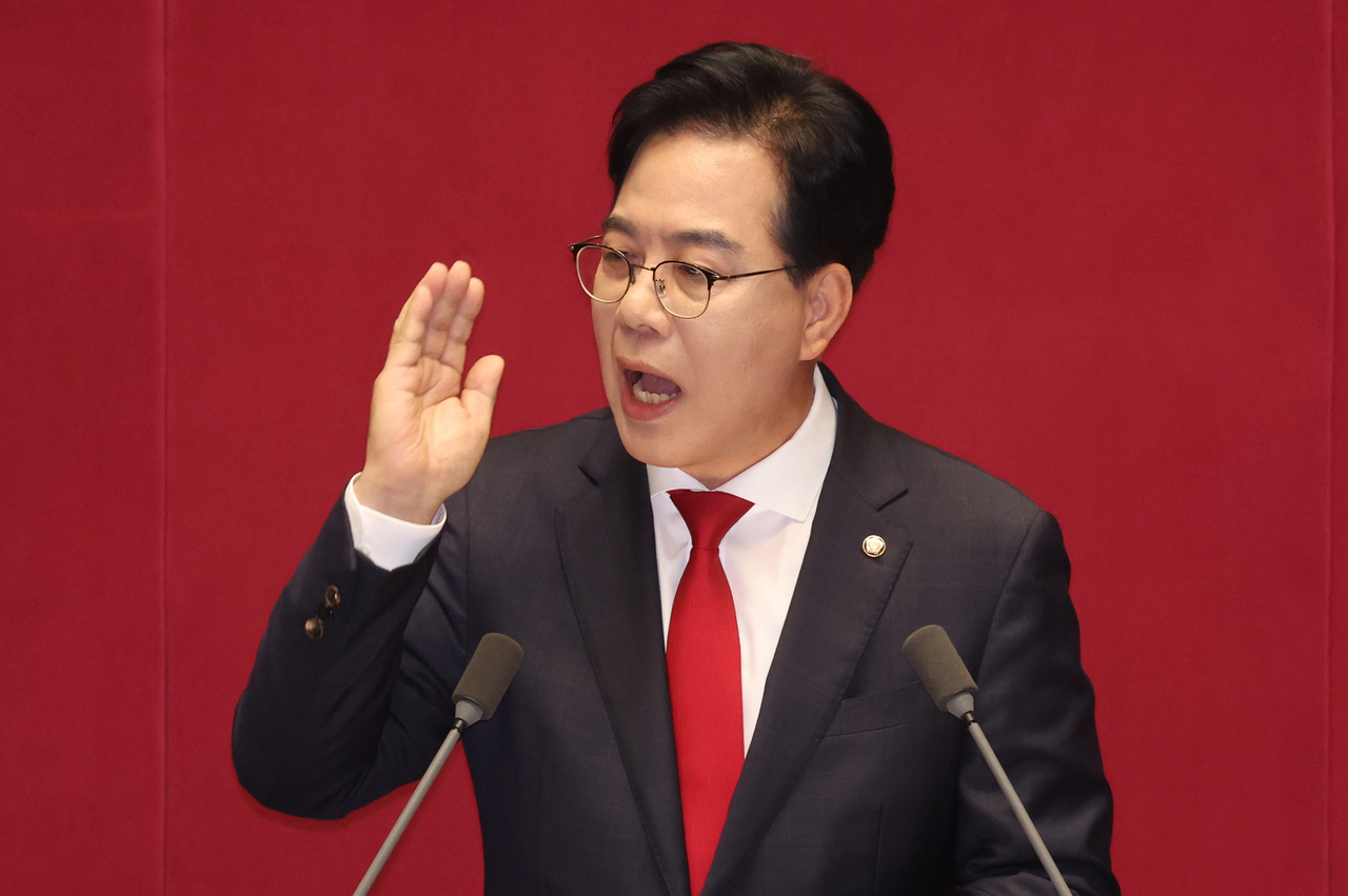 Rep. Song Eon-seog, floor leader of the main opposition People Power Party, delivers a policy address during a regular session at the National Assembly in Seoul on Wednesday. (Yonhap)