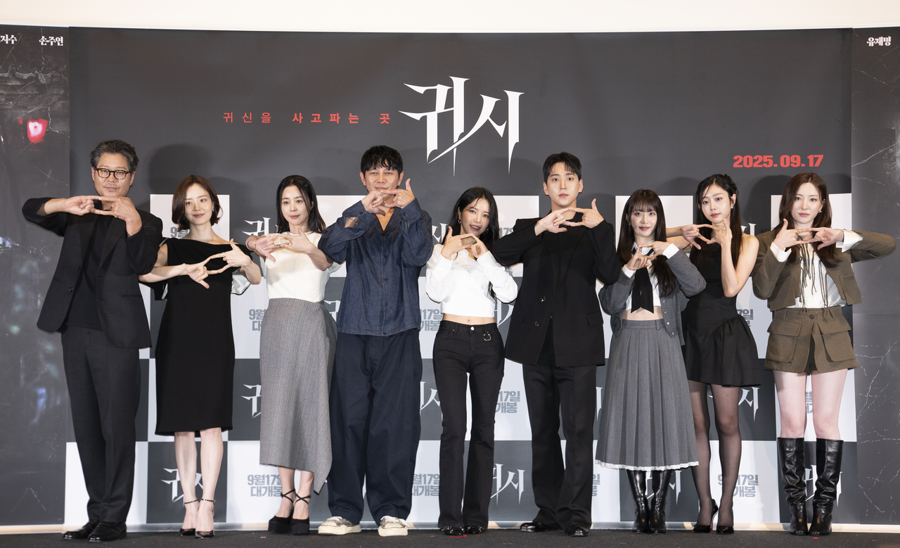 9일 오후 서울 CGV 용산아이파크몰에서 열린 영화 <귀시> 언론배급시사회에 참석한 주연 배우들. [바이오엠스튜디오 제공]