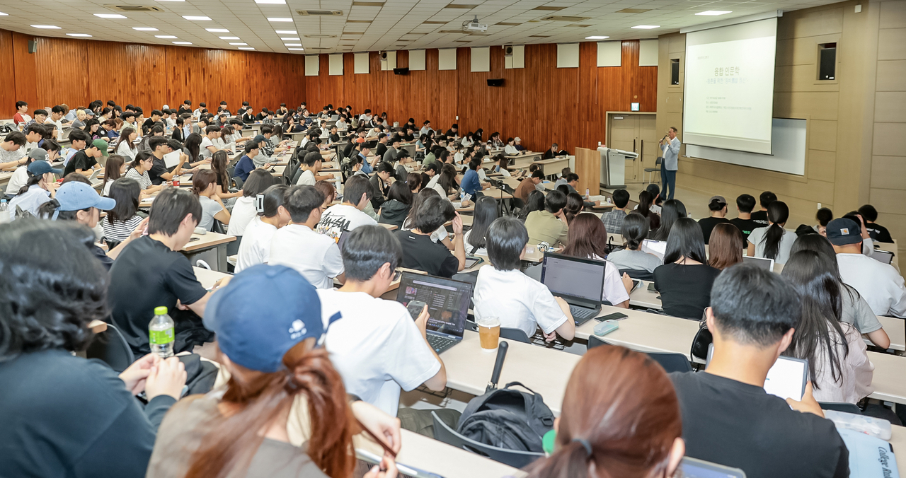 9일 영남대에서 열린 융합인문학 첫 특강에서 이진규 서애학회 이사장이 강연을 하고 있다.[영남대 제공]