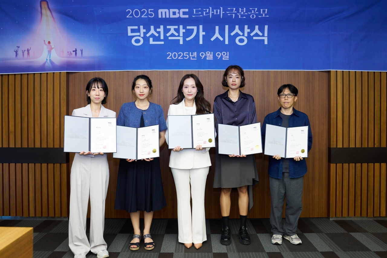 (좌로부터)김다영(단막2부작&시나리오 최우수), 이시윤(미니시리즈, 우수), 봉찬경(미니시리즈 우수), 김보현(미니시리즈 가작), 최홍준(미니시리즈 가작) 순)