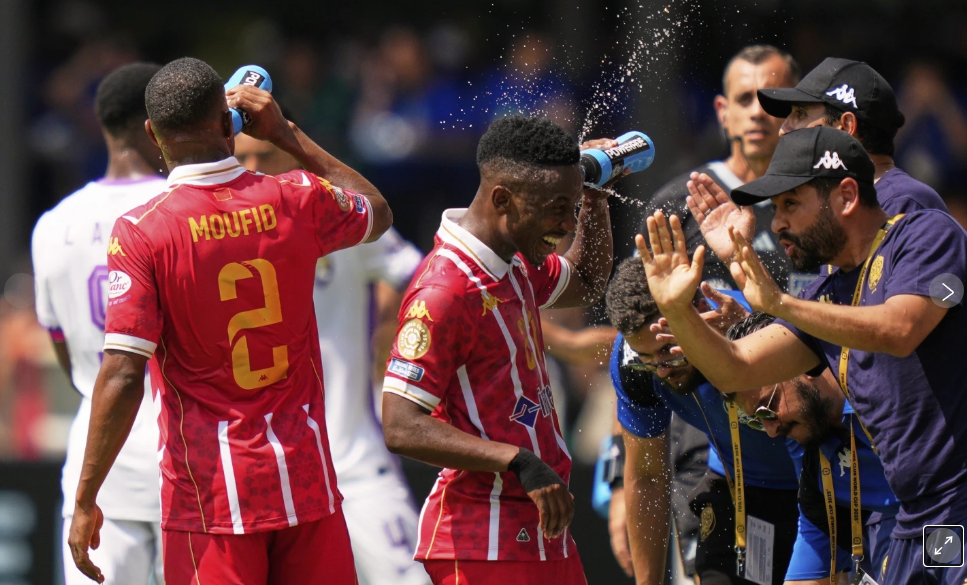 Wydad AC players try to cool off during a match against Al Ain FC, during the Club World Cup in Washington, June 26.   (AP-Yonhap)