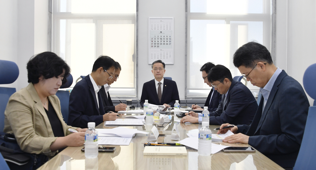 이형일 기획재정부 차관이 10일 오전 서울 영등포구 국회의사당에서 열린 ‘2025년 9월 일자리 전담반 회의’를 주재하고 있다. [기획재정부 제공]