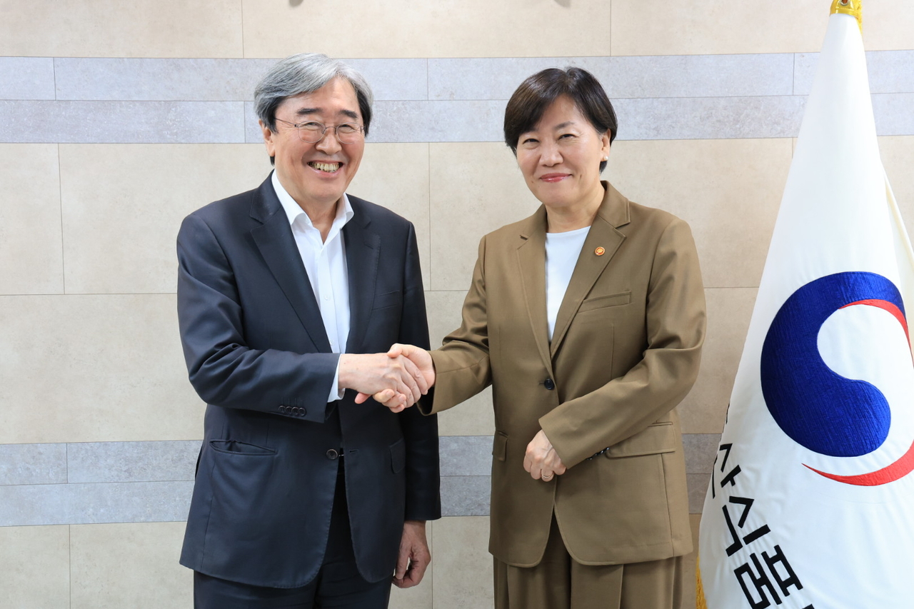 송미령 농림축산식품부 장관이 10일 서울 여의도에서 지난 7월 말 선출된 박진선 신임 한국식품산업협회장을 만나 취임을 축하한 후 기념촬영을 하고 있다. [농림축산식품부 제공]