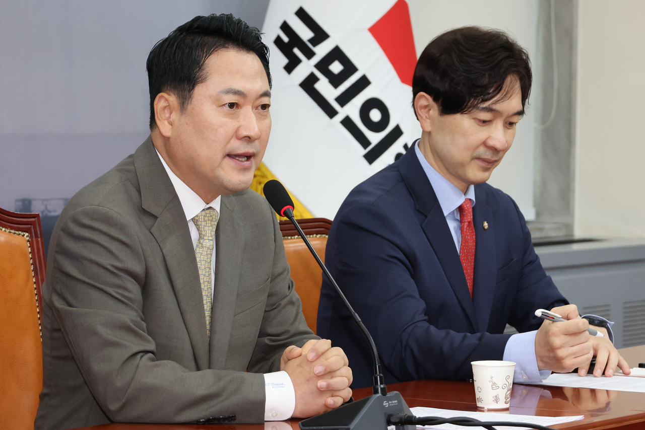 People Power Party Chair Rep. Jang Dong-hyeok (left) speaks to reporters at the National Assembly on Tuesday. (Yonhap)