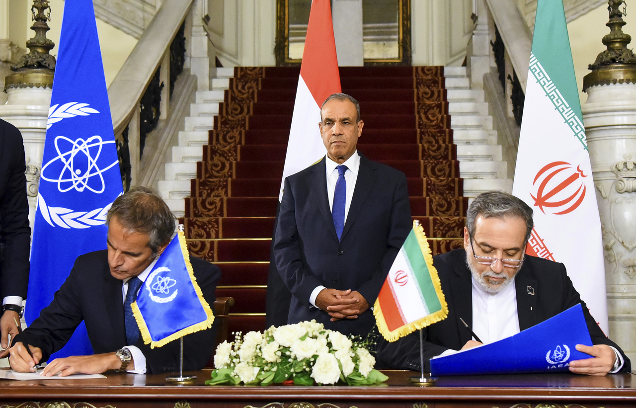 Iranian Foreign Minister Abbas Araghchi (right) and Director General of the International Atomic Energy Agency Rafael Grossi (left) sign an agreement in Cairo, Tuesday. (AP-Yonhap)