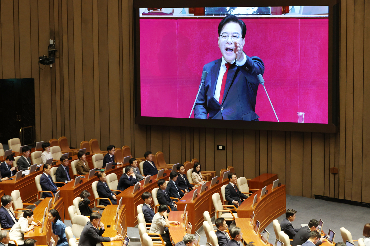People Power Party Floor Leader Rep. Song Eon-seog delivers a speech at the National Assembly in Yeouido, Seoul, Wednesday. (Yonhap)