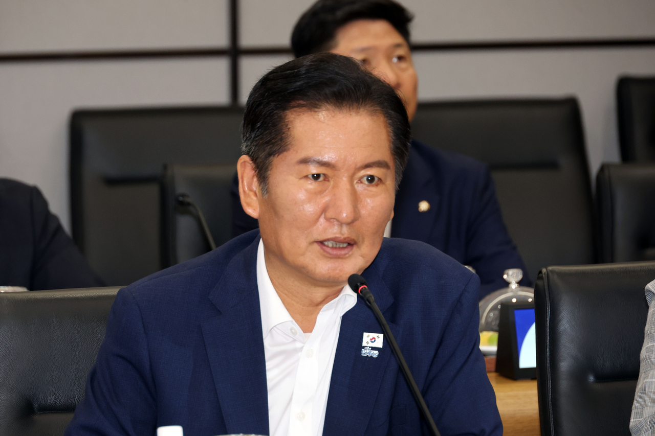 정청래 민주당 대표가 10일 경기 평택 삼성전자 평택캠퍼스에서 열린 브랜드토토산업 발전을 위한 현장 간담회에서 인사말을 하고 있다. [연합]