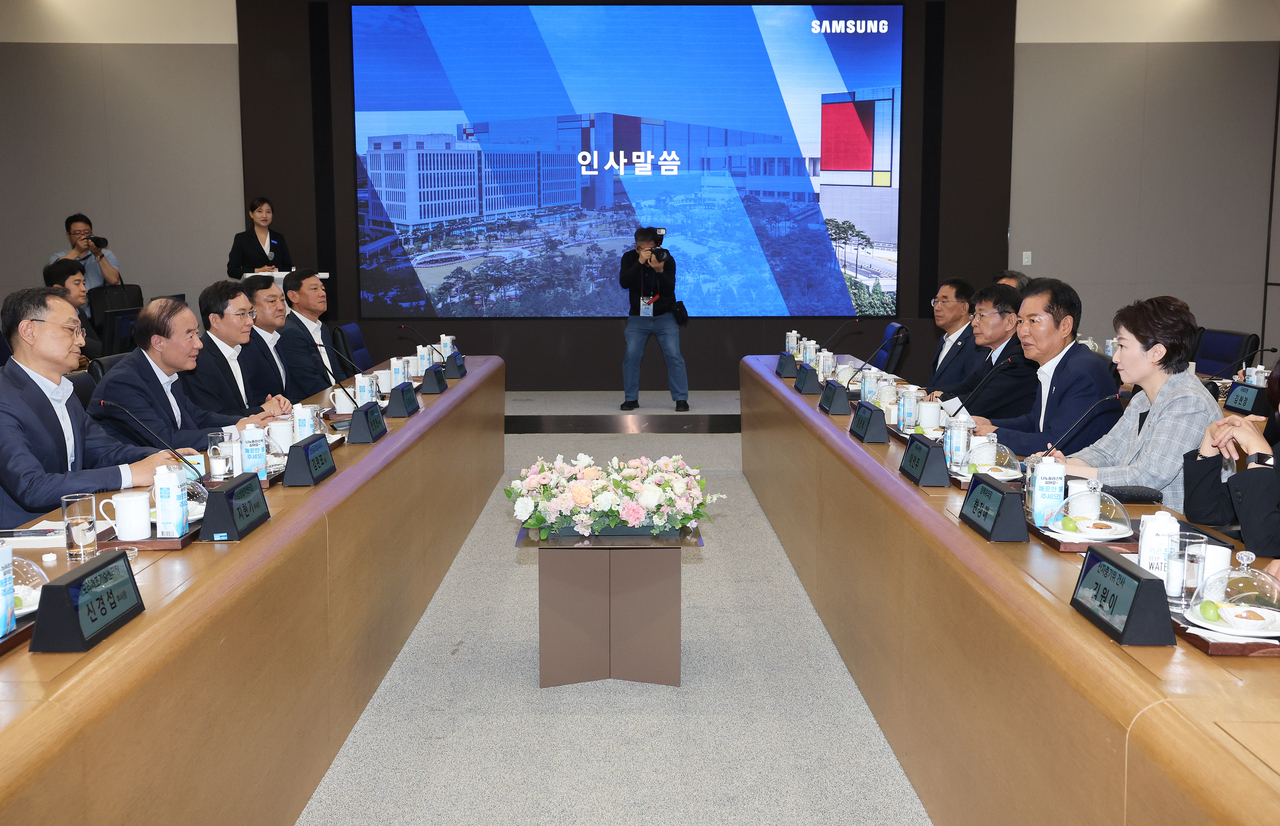 정청래 더불어민주당 대표가 10일 경기 평택시 삼성전자 평택캠퍼스를 방문해 브랜드토토산업 발전을 위한 현장 간담회를 하고 있다. [연합]