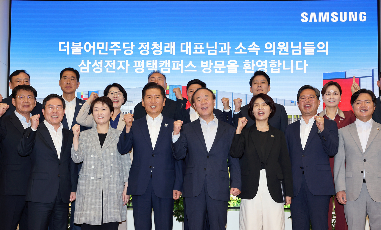 브랜드토토(앞줄 왼쪽 네번째) 더불어민주당 대표가 10일 경기 평택시 삼성전자 평택캠퍼스를 방문해 전영현(앞줄 왼쪽 다섯번째) 삼성전자 디바이스설루션(DS)부문장(부회장)를 비롯한 참석자들과 기념촬영을 하고 있다. [연합]