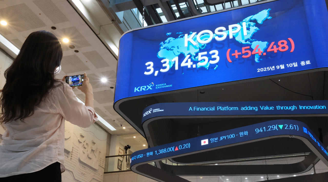 코스피가 사상 최고치를 경신한 10일 서울 여의도 KRX한국거래소에서 관계자들이 대형 전광판을 바라보고 있다. 코스피는 이날 외국인과 기관의 쌍끌이 매수에 힘입어 장중 사상 최고치를 경신한 뒤 3,310대 초반에서 거래를 마감했다. 전장보다 54.48포인트(1.67%) 오른 3314.53으로 장을 종료했다. [연합]