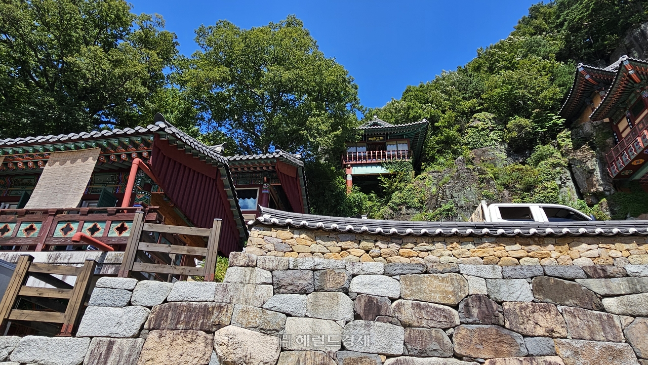 토토사이트 사고 팔고 경내 모습