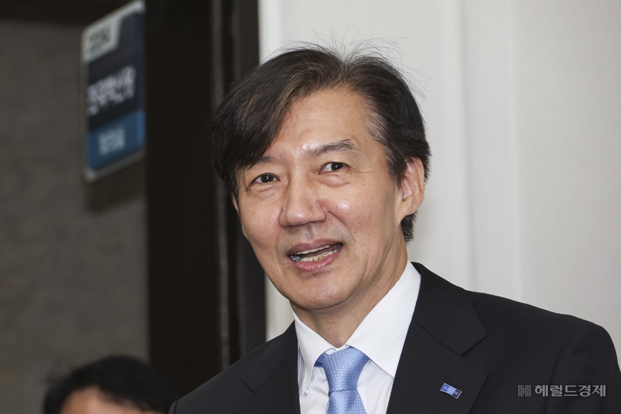 조국 조국혁신당 혁신정책연구원장이 지난 1일 오전 서울 여의도 국회에서 열린 최고위원회의에 참석후 기자들의 질문에 답변하고 있다. 이상섭 기자