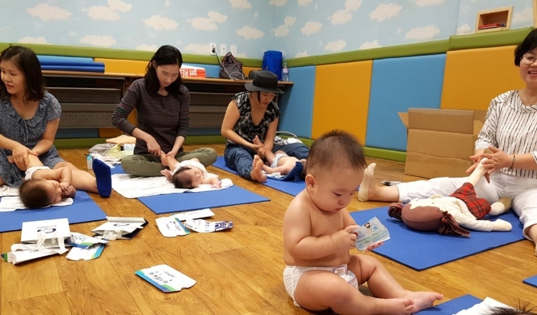 A typical baby massage class for moms and their infants offered at department stores. (Courtesy of Bae)