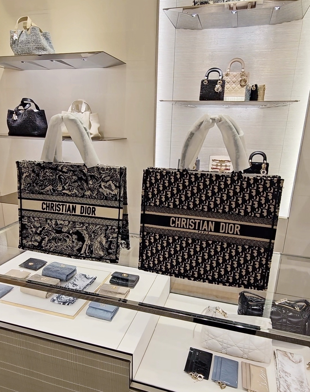 Two designs of Dior’s Book Tote, popular as diaper bags among Korean mothers, seen at a Dior store in a Seoul department store on Monday. (Choi Jae-hee / The Korea Herald)