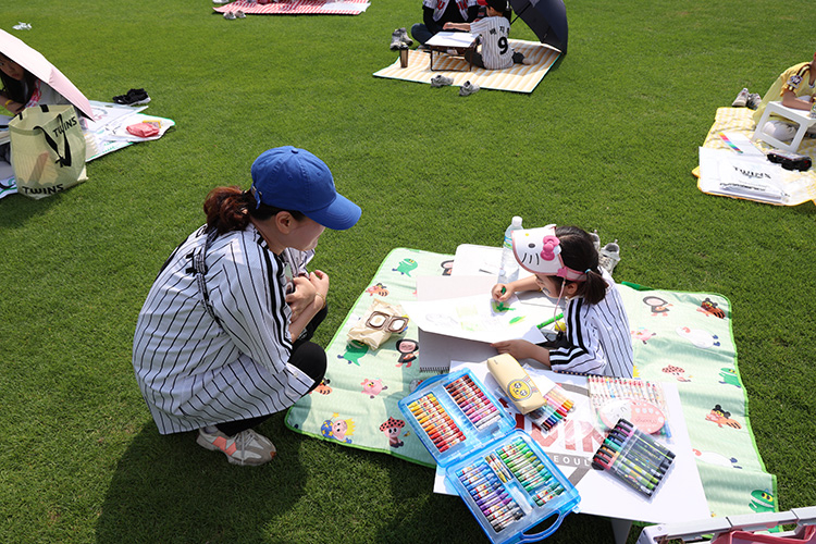 The LG Twins outdoor drawing contest in May (LG Twins)
