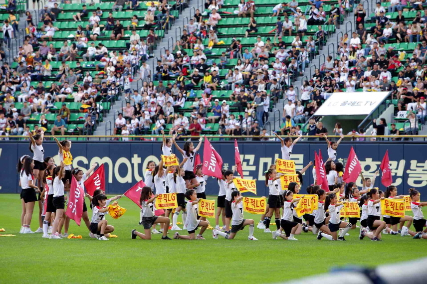 The LG Twins children's cheerleading team (LG Twins)