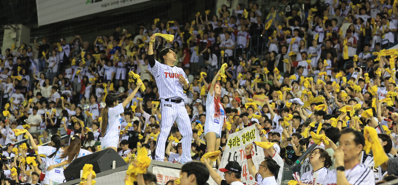 LG Twins fans cheer for their team in a packed home game against the Lotte Giants at Jamsil Baseball Stadium in southeastern Seoul, Aug. 19. (Yonhap)