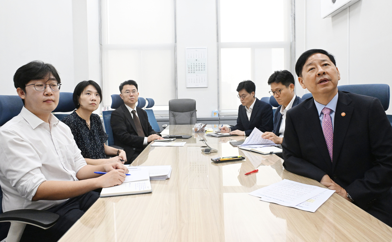 구윤철 부총리 겸 기획재정부 장관이 8일 서울 영등포구 국회에서 서울-세종간 화상으로 열린 ‘기획재정부 AI 역량강화 교육 출범식’에서 격려사를 하고 있다. [기획재정부 제공]