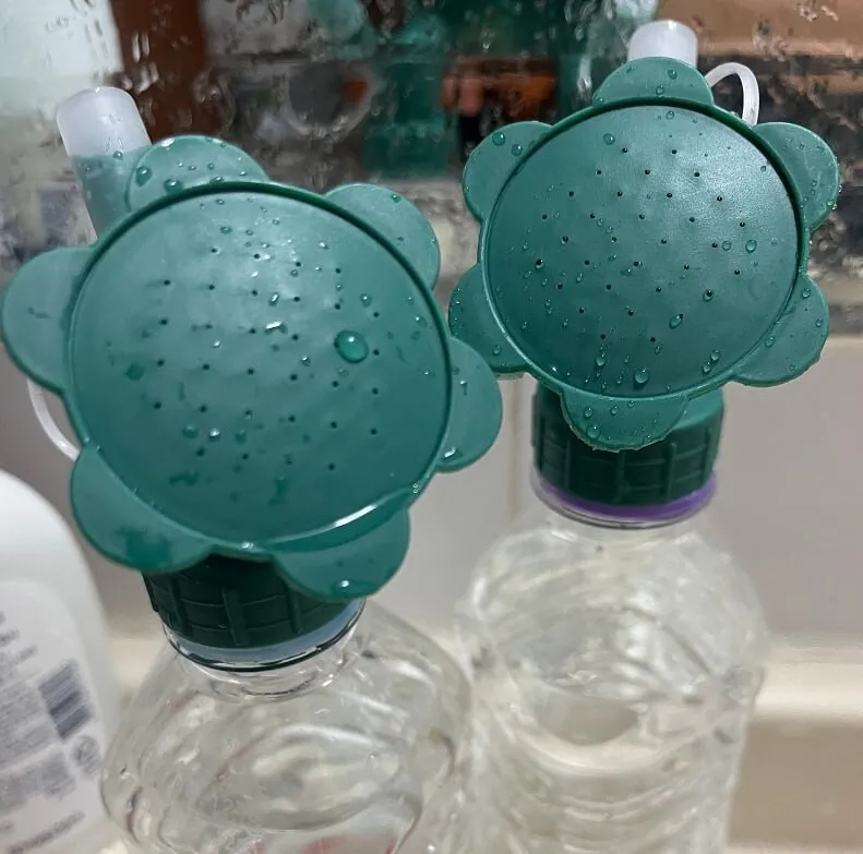 Watering can nozzles are attached on a plastic water bottle as  Gangneung residents resort to the method to conserve water while showering. (Screenshot from Gangneung Mom Cafe)